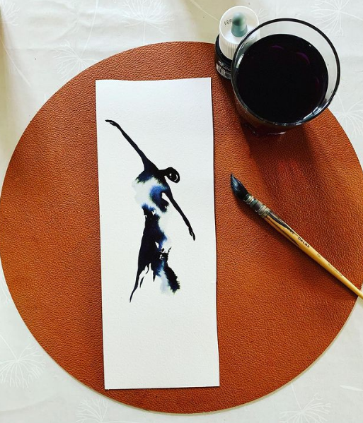 Petite peinture à l'encre de chine avec un pinceau posé à coté.